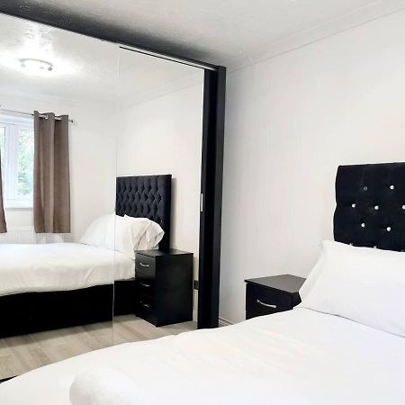 Modern & Spacious - Walk To London Excel- Parking Buitenkant foto