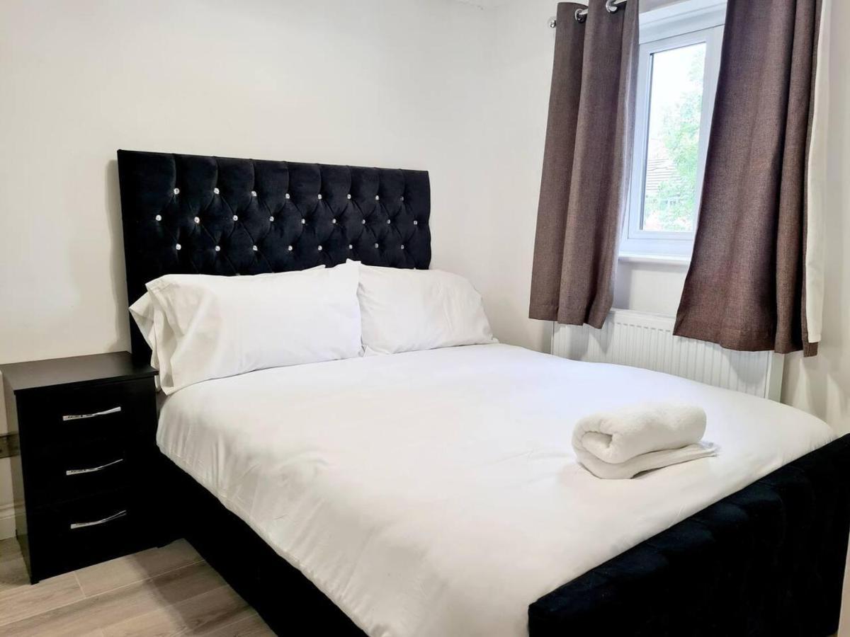 Modern & Spacious - Walk To London Excel- Parking Buitenkant foto