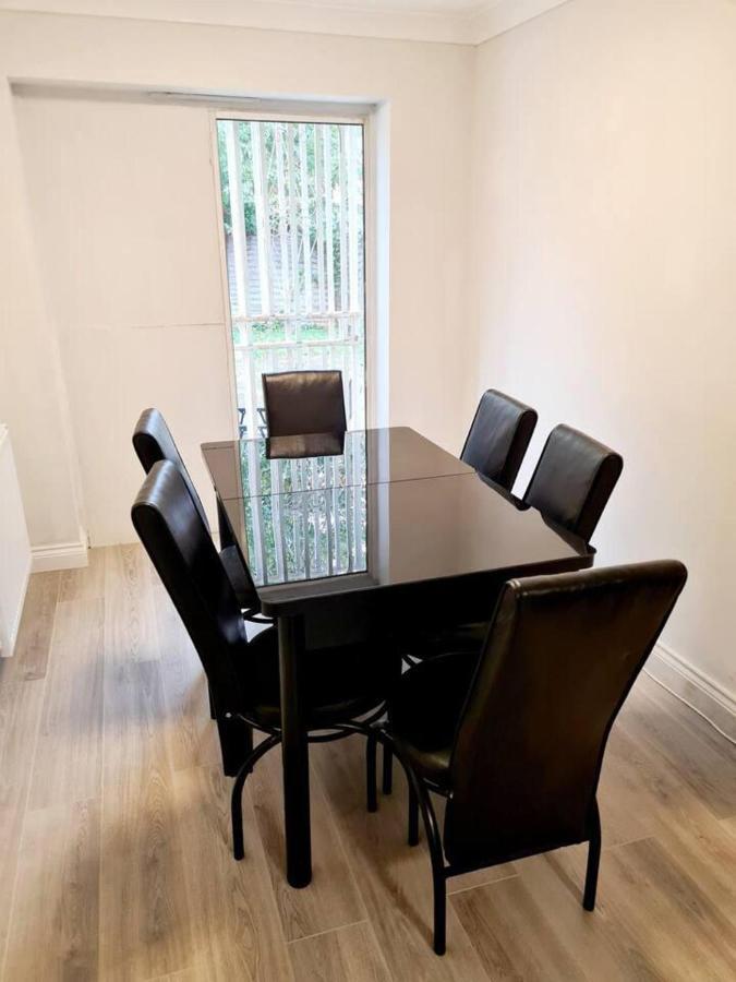Modern & Spacious - Walk To London Excel- Parking Buitenkant foto