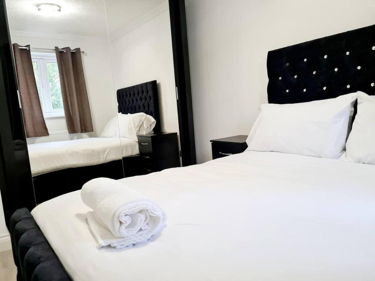 Modern & Spacious - Walk To London Excel- Parking Buitenkant foto
